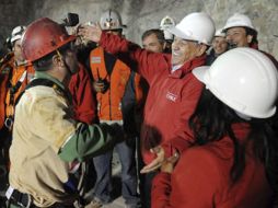 El presidente de Chile, Sebastián Piñera (der.), recibe a Mario Sepúlveda, segundo minero rescatado. EFE  /