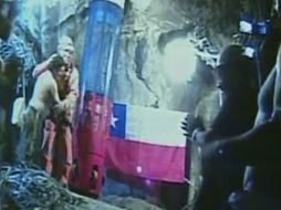 Imagen de los monitores del Gobierno de Chile, en el momento del encuentro entre el rescatista Manuel González Pavéz y los obreros. AP  /