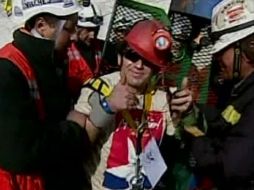 Alex Vega arribó a  la superficie la mañana de este miércoles. AP  /