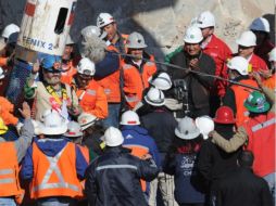 Los mandatarios de Chile y Bolivia (der.) atestiguan la salida de Galleguillos en el Campamento Esperanza. AFP  /