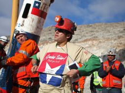 En la imagen, Alex Vega festeja al salir a la superficie en las primeras horas del miércoles. AP  /