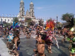 Aspecto de los danzantes, en la Plaza de Las Américas Juan Pablo II. L. NAVARRO  /