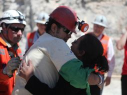 La salida de Daniel Herrera fue una de las más emotivas al encontrarse con su madre. NTX  /