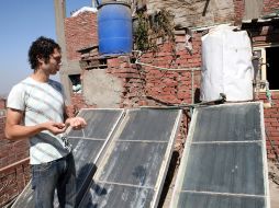 El ambientalista egipcio Hanna Fathy explicando el uso de los páneles solares. EFE  /