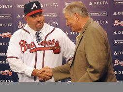 EL mánager de los Bravo de Atlanta, Fredi González (iz), saluda al recientemente retirado conductor del equipo Bobby Cox (der). EFE  /