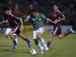 El jugador del ManU Javier Hernández anotó el primer gol del Tri en el duelo ante Venezuela. EFE  /