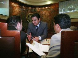 José María Martínez (centro) pidió al titular del Ejecutivo, 'que no caiga en ceder a presiones o amagues del PRI'. ARCHIVO  /