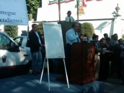 Para la ponencia de tres profesores afuera de Casa Jalisco, se instalaron una tarima, atril, proyector, entre otras cosas. R. ZAPATA  /