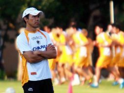 El estratega de Jaguares José Guadalupe Cruz observando un entrenamiento de sus jugadores. MEXSPORT  /