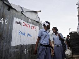 Damnificados por el sismo aún viven en casas de lámina. AP  /