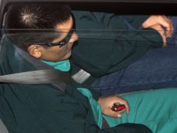 El minero boliviano Carlos Mamani aguarda en un auto. EFE  /