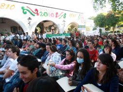 En la protesta de ayer, los alumnos del CUCEA recibieron clases de economía doméstica, ética y creatividad. A. GARCÍA  /