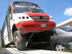 El camión avanzó más de 20 metros y terminó encima de éste vehículo particular. M. PATIÑO  /