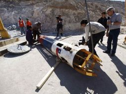 Periodistas trabajan cerca a la cápsula 'Fénix 2', luego de concluido el rescate de los mineros. EFE  /