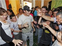 Ariel Ticona (centro, con gorra) brinda con familiares y amigos a su llegada a su casa, tras ser dado de alta. REUTERS  /