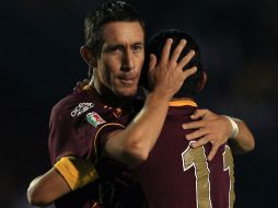 Rafael Medina es felicitado por Ramón Morales luego de anotar el primer gol del partido. JAMMEDIA  /