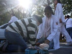 Alumnos de Enfermería dejaron a Emilio González un manual electrónico sobre cómo beber responsablemente. A. HINOJOSA  /