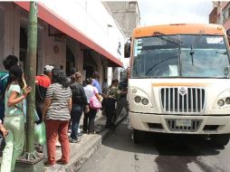 En la zona metropolitana hay alrededor de cinco mil unidades, distribuidas en más de 230 rutas. ARCHIVO  /
