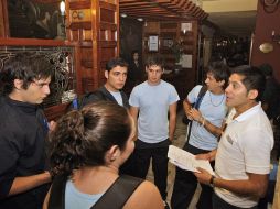 Los protagonistas del capítulo afinan detalles con la producción. E.BARRERA  /