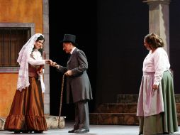 La mezzosoprano Carla López Speziale (izquierda) interpreta el papel de Luisa Fernanda. E. BARRERA  /