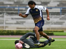 Foto de Martín Bravo y Alejandro Palacios de los Pumas de la UNAM, durante una sesión de entrenamiento. MEXSPORT  /