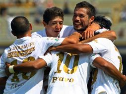 Los jugadores de Pumas festejando el gol de Martín Bravo. MEXSPORT  /