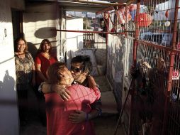 Tras dejar el hospital, Yonni Barrios fue recibido por su amante Susana Valenzuela. REUTERS  /