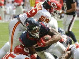 Arian Foster conserva el balón ante el fuerte ataque de los Jefes. AP  /