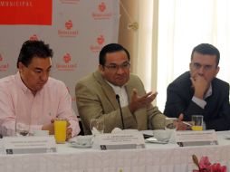 El regidor tapatío, Eduardo Almaguer (centro), explicó el procedimiento para la adquisición de las nuevas patrullas. A. HINOJOSA  /