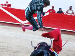 Al intentar un remate, ''El Payo'' fue prendido y levantado a tres metros de altura, sin calar, pero llevándose un batacazo. ESPECIAL  /