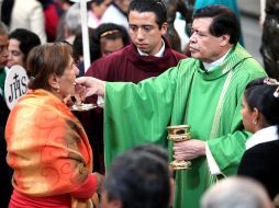El cardenal Norberto Rivera Carrera saluda al los creyentes durante la misa en la Catedral Metropolitana. NTX  /
