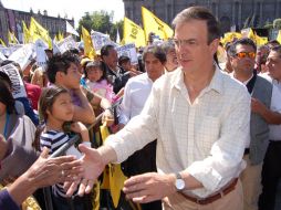 Marcelo Ebrard saluda a los simpatizantes que acudieron a la Plaza de los Mártires. NTX  /