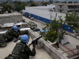 Soldados brasileños controlan el perímetro de la Penitenciaría Nacional de Puerto Príncipe. EFE  /