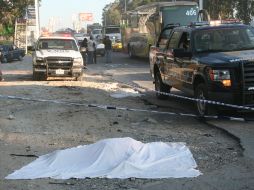 El cuerpo de la mujer fue resguardado por policías zapopanos mientras era levantado por camilleros del Semefo. O. RUVALCABA  /