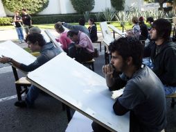 Estudiantes del CUAAD toman su clase de dibujo a la intemperie. E. BARRERA  /