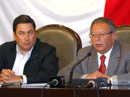 Los legisladores Manuel Hinojosa (izquierda) y Francisco Rojas, coordinador del la bancada priista hablan sobre el IVA. EL UNIVERSAL  /