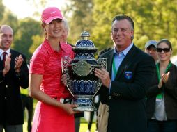 Michelle Vie con el trofeo que ganó en el Lorena Ochoa Invitational 2009. E. PACHECO  /