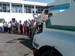 Felipe Valdez de Anda dio el banderazo de salida a los tres camiones encargados de trasportar los alimentos a Chiapas. R. ZAPATA  /