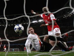 Alex Song del Arsenal (der) vence al portero del  Shakhtar Donetsk. REUTERS  /