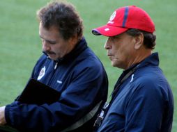 El director técnico de las Chivas en el entrenamiento (der).  /