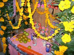 Montarán ofrendas con dulces, frutas y bebidas, así como senderos con velas y pétalos de cempasúchil a los altares domésticos. ESPECIAL  /
