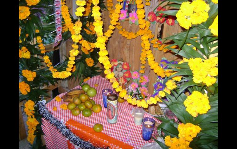 Montarán ofrendas con dulces, frutas y bebidas, así como senderos con velas y pétalos de cempasúchil a los altares domésticos. ESPECIAL  /