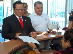 El regidor Eduardo Almaguer acudió a la Procuraduría de Justicia a presentar una denuncia contra Jorge Salinas. ESPECIAL  /