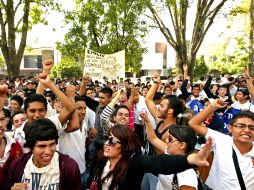 Como al inicio del conflicto, estudiantes de preparatoria marcharon hacia Casa Jalisco. E. BARRERA  /