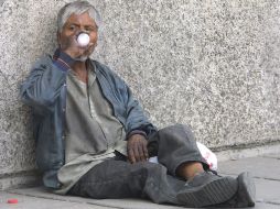Indigente alcohólico en las calles de Guadalajara. ARCHIVO  /
