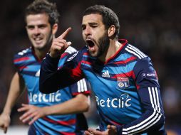 El jugador del Olympique de Lyon, Lisandro (der), celebra con su sompañero el gol. EFE  /