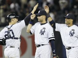 Los jugadores de los Yankees de Nueva York festejan su victoria ante los Rangers. AP  /