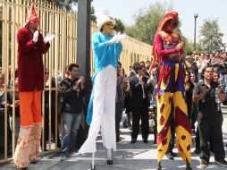 Con aplausos y zanqueros se despidió al actor ex integrante de El Tlakuache, Christian Ramón González Mora. A. CAMACHO  /