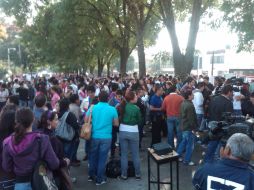Estudiantes del CUCiénega, a las afueras de Casa Jalisco, en espera de la transmisión de la video-conferencia desde España. R. ZAPATA  /