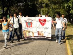 Alumnos del Centro Universitario de la Ciénega se manifestaron ayer afuera de Casa Jalisco. E. BARRERA  /